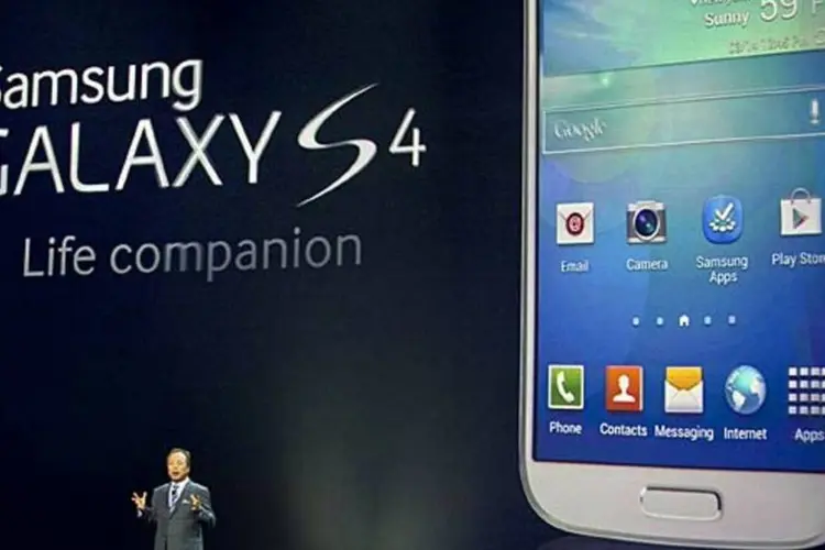 J. K. Shin, da Samsung Mobile, apresenta o Galaxy S4: com smartphones atraentes em todas as faixas de preços, a empresa atingiu ampla liderança do mercado (Allison Joyce / Getty Images)