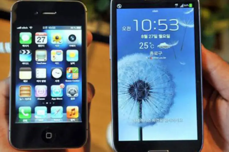 
	Imagens de um iPhone 4s (e), da Apple, e de um Samsung Galaxy S3: a Samsung ter&aacute; que pagar uma multa de mais de um bilh&atilde;o de d&oacute;lares por viola&ccedil;&atilde;o de patentes
 (Jung Yeon-Je/AFP)