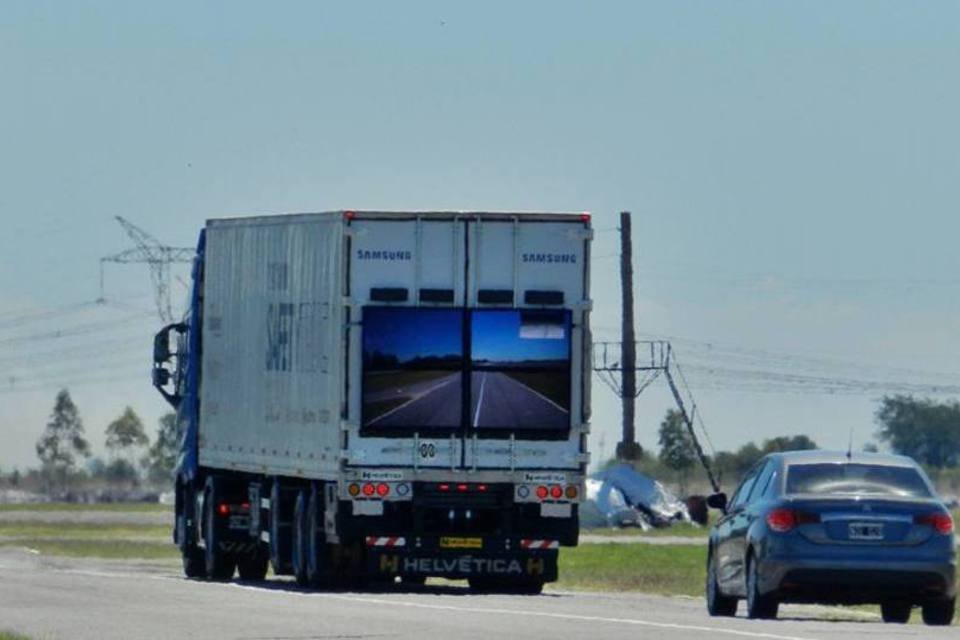 Samsung testa caminhão com TV que mostra estrada à frente