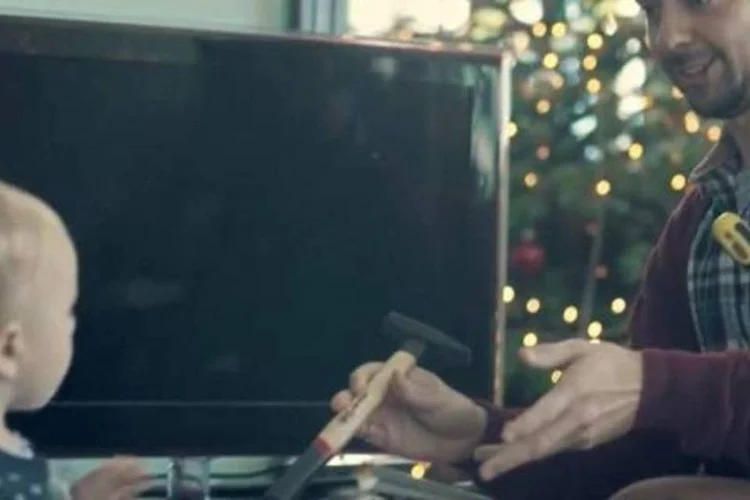 
	Comercial da Samsung para promover a TV SUHD para o Black Friday
 (Reprodução/YouTube)