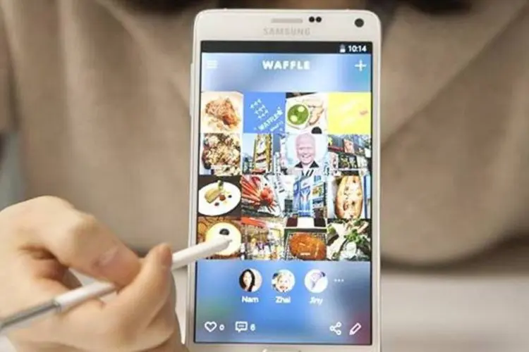 
	Rede social da Samsung: a plataforma, chamada de Waffle, permite a publica&ccedil;&atilde;o de fotos em que os seus amigos podem fazer anota&ccedil;&otilde;es
 (Reprodução/YouTube)