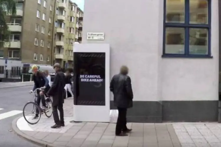 
	A Samsung instalou um painel curvado que tomava a cal&ccedil;ada de duas ruas em uma esquina de Estocolmo, na Su&eacute;cia
 (Reprodução/YouTube)