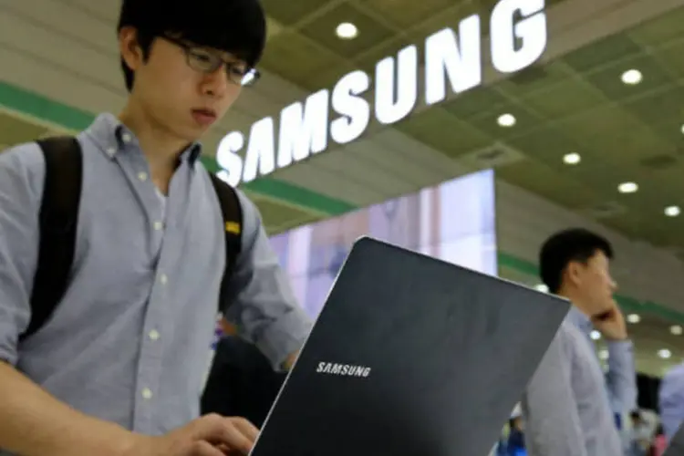
	Consumidor usa computador da Samsung:&nbsp;lucro operacional da companhia subiu 26% entre julho e setembro deste ano, marcando 10,16 trilh&otilde;es de won
 (SeongJoon Cho/Bloomberg)