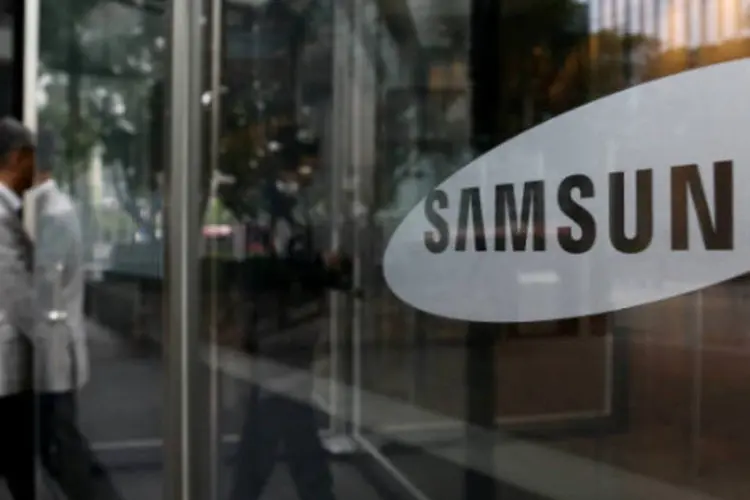 
	Samsung: tela de 5,7 polegadas (14,4 cent&iacute;metros) do Galaxy tem uma leve curva horizontal e pesa menos que o Galaxy Note 3, permitindo maior conforto ao segurar o smartphone
 (SeongJoon Cho/Bloomberg)