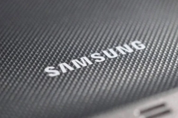 
	Galaxy: principal motivo da mudan&ccedil;a seria a constante reclama&ccedil;&atilde;o dos usu&aacute;rios pela escolha da Samsung em utilizar um acabamento de pl&aacute;stico
 (.)
