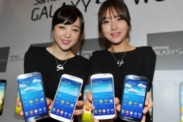 
	Anunciado em meados de mar&ccedil;o, Galaxy S4 deve atingir o patamar de 10 milh&otilde;es de unidades vendidas na pr&oacute;xima semana
 (AFP / Kim Jae-Hwan)