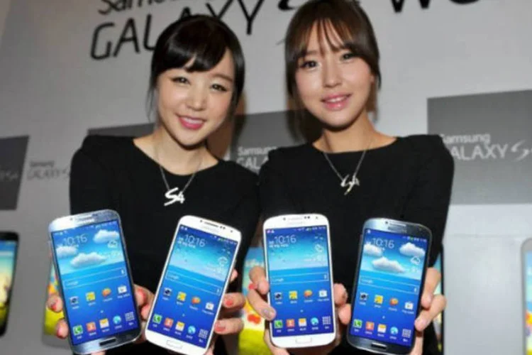 Funcionárias da Samsung exibem o novo smartphone Galaxy S4 em Seul (AFP / Kim Jae-Hwan)