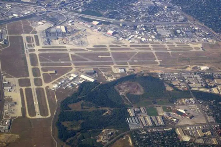 Vista aérea do Aeroporto de San Antonio, no Texas: A evacuação do aeroporto afetou os pousos e decolagens, e foram registrados diversos atrasos nos voos (Wikimedia Commons)