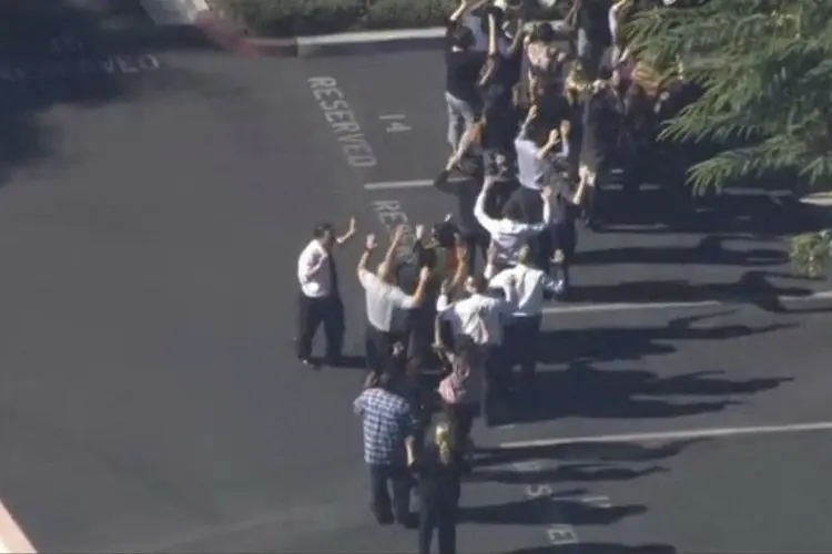 
	Pessoas em fila ap&oacute;s tiroteio em San Bernardino, Calif&oacute;rnia: Obama tamb&eacute;m ordenou que as bandeiras fiquem a meio mastro em fun&ccedil;&atilde;o do tiroteio na Calif&oacute;rnia
 (NBCLA.com/Handout via Reuters)