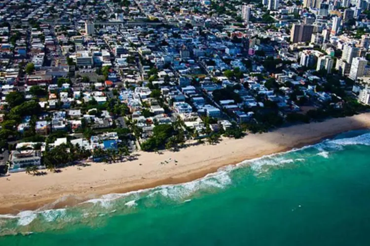
	Vista a&eacute;rea de San Juan, em Porto Rico: ilha est&aacute; atraindo investidores americanos
 (Wikimedia Commons/Divulgação)