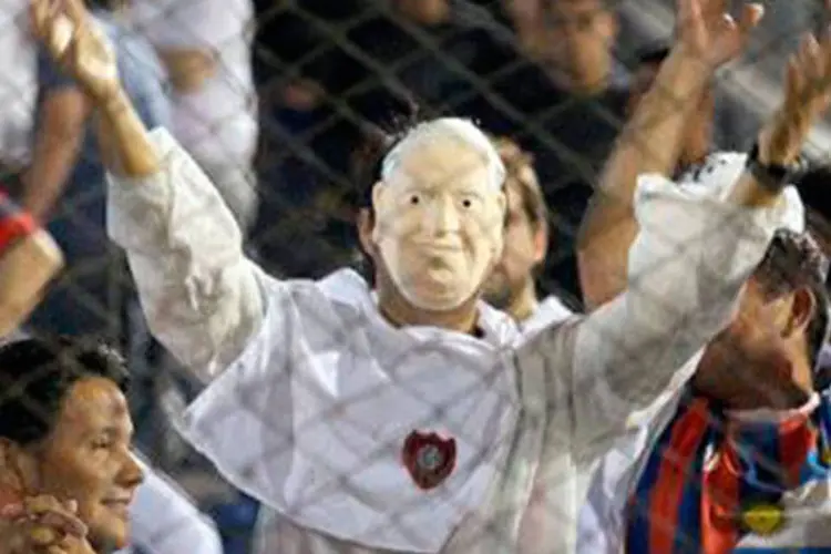 Torcedor do San Lorenzo com a máscara do Papa Francisco durante a final da Copa Libertadores da América, conquistada pelo clube argentino
 (GUSTAVO SEGOVIA/AFP)