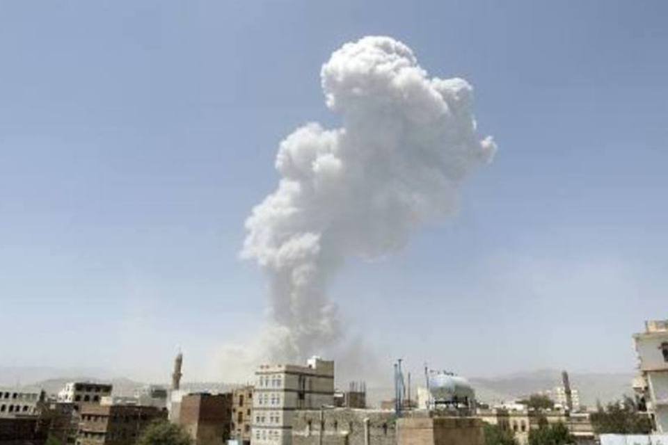 Coalizão liderada pela Arábia Saudita bombardeia o Iêmen
