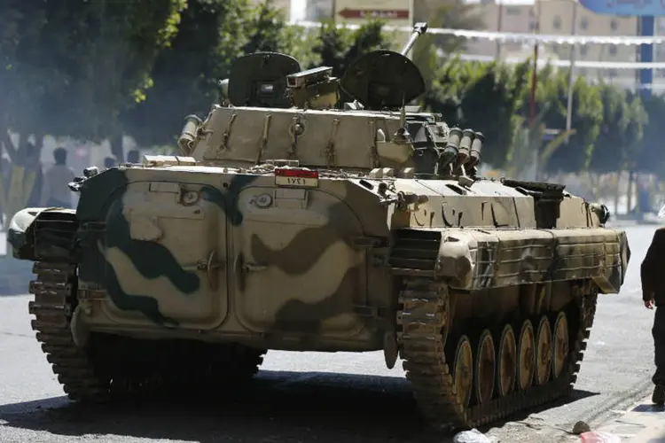 
	Ve&iacute;culo militar pertencente ao grupo Houthi se posiciona durante combates no I&ecirc;men
 (Khaled Abdullah/Reuters)
