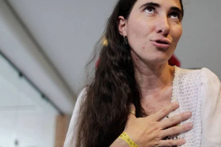 Blogueira cubana Yoani Sánchez fala a jornalistas em Feira de Santana, na Bahia (REUTERS/Ueslei Marcelino)