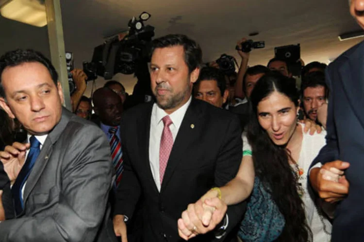 A dissidente cubana mais conhecida, a blogueira Yoani Sánchez, é conduzida pelos deputados Ronaldo Caiado (direita) e Carlos Sampaio (centro) à Comissão de Constituição e Justiça no Congresso Federal em Brasília  (REUTERS/Fabio Rodrigues-Pozzebom)