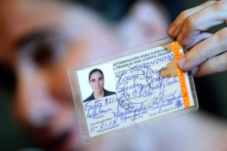 
	Yoani S&aacute;nchez mostra documento em debate no Brasil
 (REUTERS/Ueslei Marcelino)