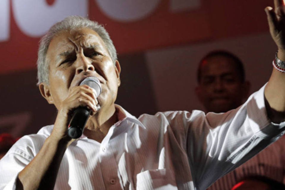 Ex-rebelde declara vitória em eleição de El Salvador
