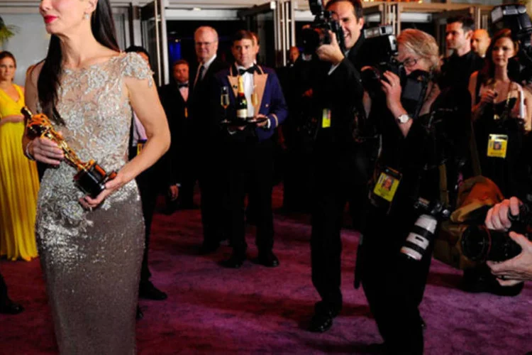 Multidão de fotógrafos diante de Sandra Bullock na cerimônia de entrega do Oscar: obsessão por celebridades tem origens na Revolução Industrial (Kevork Djansezian /Getty Images)