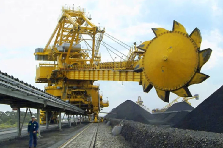 
	Equipamento da Sandvik em mina de carv&atilde;o: a Sandvik ca&iacute;a 3 por cento ap&oacute;s o JP Morgan rebaixar o rating da companhia
 (Divulgação)