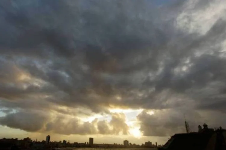 
	Tempestade se forma em Havana, em Cuba, com a chegada do furac&atilde;o Sandy: no pa&iacute;s, Sandy deixou centenas de casas danificadas
 (Desmond Boylan/Reuters)