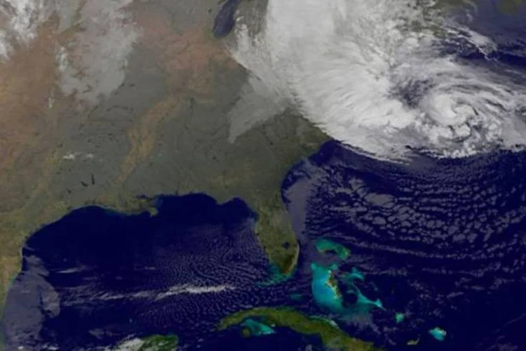 
	Imagem do furac&atilde;o Sandy na costa leste dos EUA: o aquecimento da &aacute;gua do oceano e ventos constantes e fracos impedem a ocorr&ecirc;ncia de fura&ccedil;&otilde;es na Am&eacute;rica Latina
 (NASA/NOAA/GOES Project/Divulgação/Reuters)