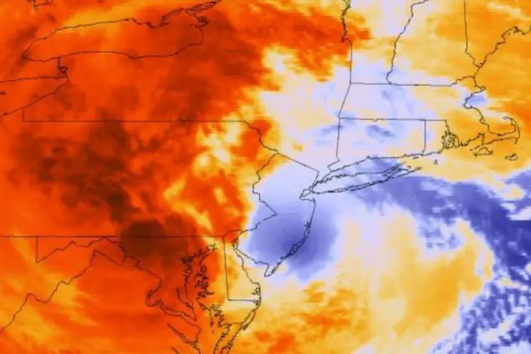 
	Imagem da tempestade Sandy nos Estados Unidos: segundo operadora da usina, n&atilde;o h&aacute; risco para os funcion&aacute;rios locais ou p&uacute;blico em geral
 (NOAA/Divulgação/Reuters)