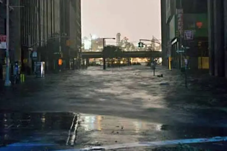 
	&Aacute;guas avan&ccedil;am sobre NY, pela passagem do furac&atilde;o Sandy: furac&atilde;o fechou as bolsas por dois dias no ano passado
 (Getty Images)