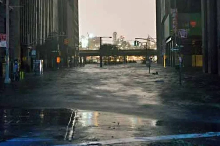 
	&Aacute;guas avan&ccedil;am sobre NY, pela passagem do furac&atilde;o Sandy: furac&atilde;o fechou as bolsas por dois dias no ano passado
 (Getty Images)