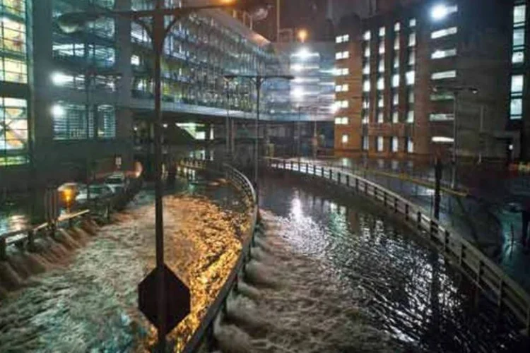 
	Inuda&ccedil;&atilde;o nas ruas de Nova York provocada pela tempestade Sandy: ainda prosseguiam os esfor&ccedil;os para limpar as &aacute;guas
 (Getty Images)