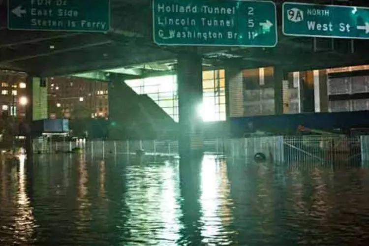 
	Cruzamento em NY alagado pela tempestade Sandy: Sandy foi rebaixado da categoria 1 de furac&atilde;o para a de ciclone p&oacute;s-tropical
 (Getty Images)