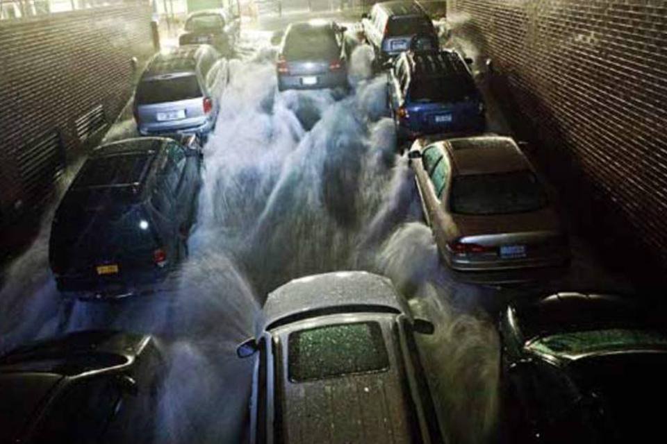 Carros enfrentam enchente em túnel em Nova York, nos EUA (Getty Images)