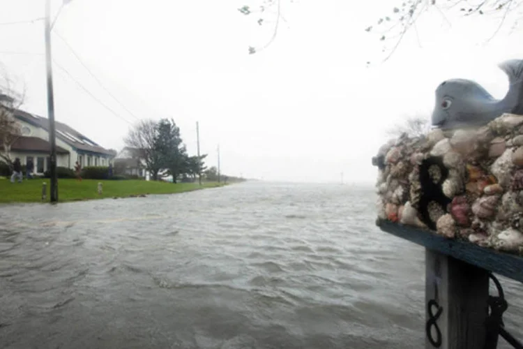 
	Rua alagada pelo furac&atilde;o Sandy em Nova York: Nas &aacute;reas onde o furac&atilde;o n&atilde;o teve efeitos t&atilde;o devastadores, est&aacute; previsto que a festa aconte&ccedil;a normalmente
 (REUTERS)