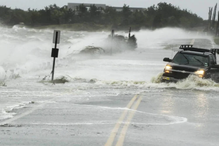 
	Carro derrapa em pista alagada por conta de tempestade na passagem do Furac&atilde;o Sandy
 (REUTERS)