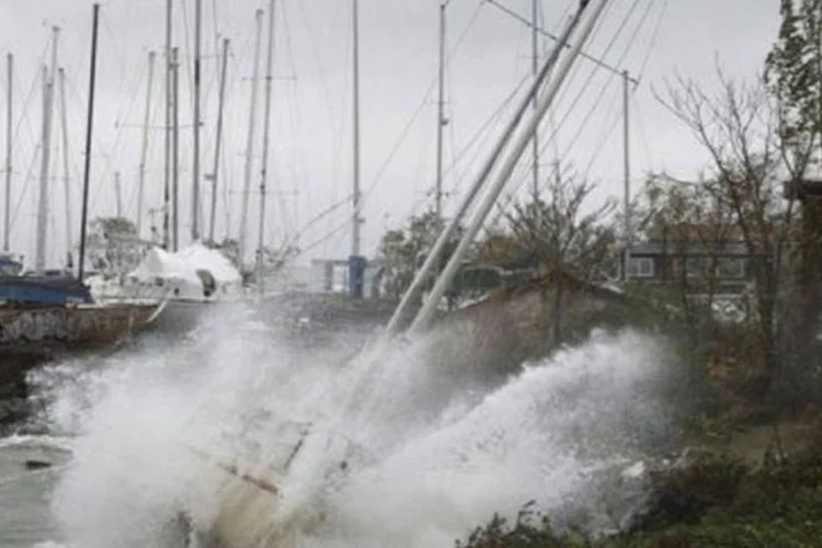 
	Navio vira com for&ccedil;a dos ventos de Sandy: Mais de 60 pessoas morreram durante a passagem pelo Caribe
 (©AFP / Don Emmert)