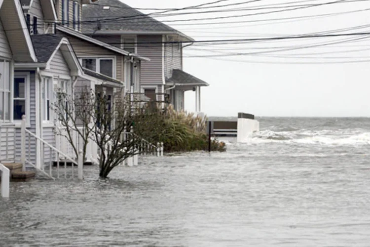 
	Ruas ficam alagadas por conta da passagem do Furac&atilde;o Sandy na Costa Leste dos EUA: Sandy est&aacute; a 285 quil&ocirc;metros ao sul-sudeste da cidade de Nova York
 (REUTERS)