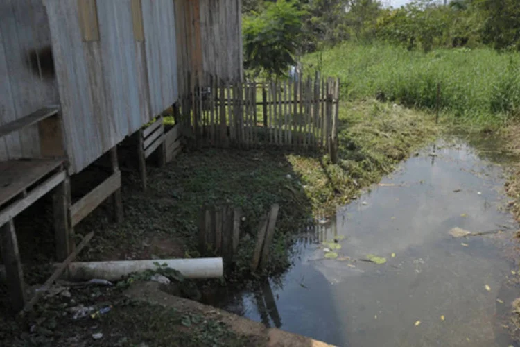 Esgoto a céu aberto no Acre: falta de saneamento em alguns bairros mais afastados da centro, que jogam esgoto diretamente em riachos poluindo o leito do rio Acre (Marcello Casal Jr./ABr)