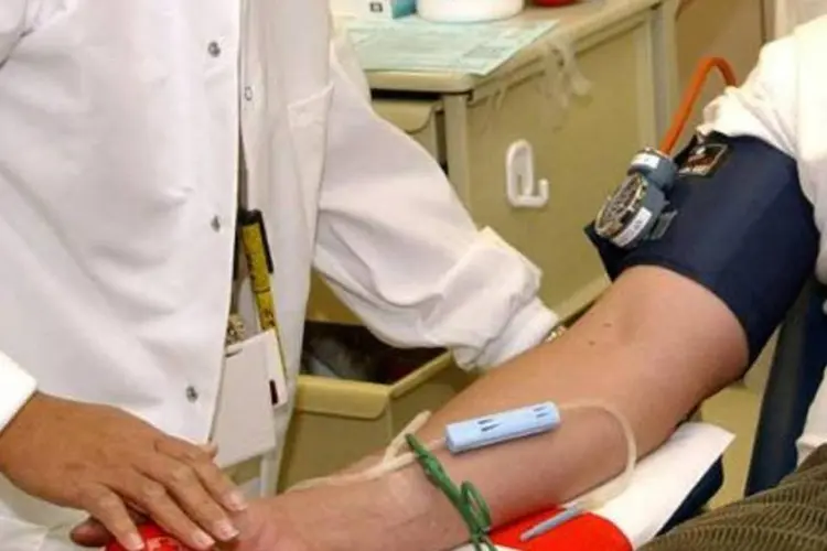 Funcionária da Cruz Vermelha se prepara para coletar sangue de um doador (Tom Kurtz/AFP)