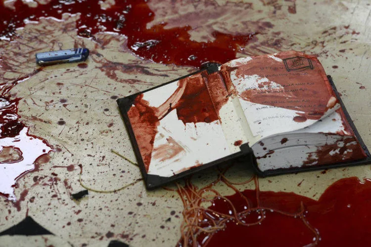 Poças de sangue próximas a livro sagrado israelense em cena de ataque a sinagoga em Jesuralém (Kobi Gideon/GPO/Handout via Reuters)
