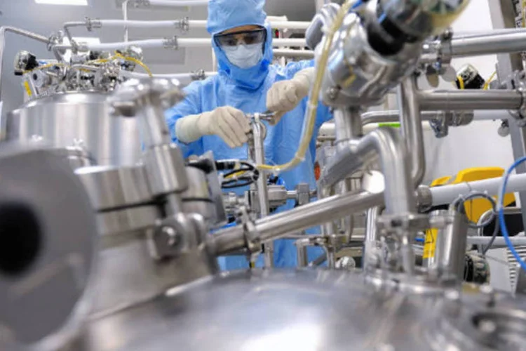 
	Funcion&aacute;rio em f&aacute;brica da Sanofi
 (Vincent Moncorge/ Sanofi via Bloomberg/Bloomberg)