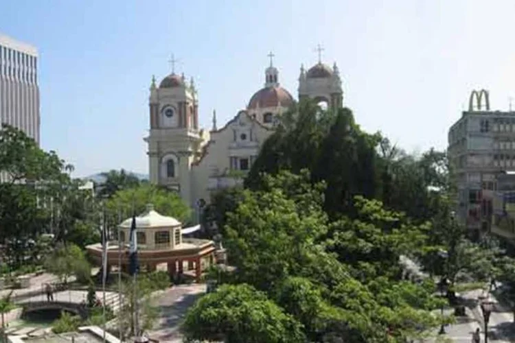 
	San Pedro Sula, em Honduras: em meio &agrave; disputa de for&ccedil;as, parlamentares defenderam uma consulta popular para que os eleitores decidissem como conduzir o impasse
 (Wikipedia)