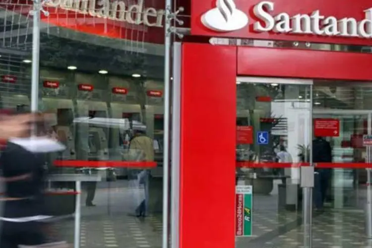 
	Ag&ecirc;ncia do Santander: filial brasileira do banco &eacute; acusada pela CUT de efetuar demiss&otilde;es em massa
 (Antonio Milena/EXAME)
