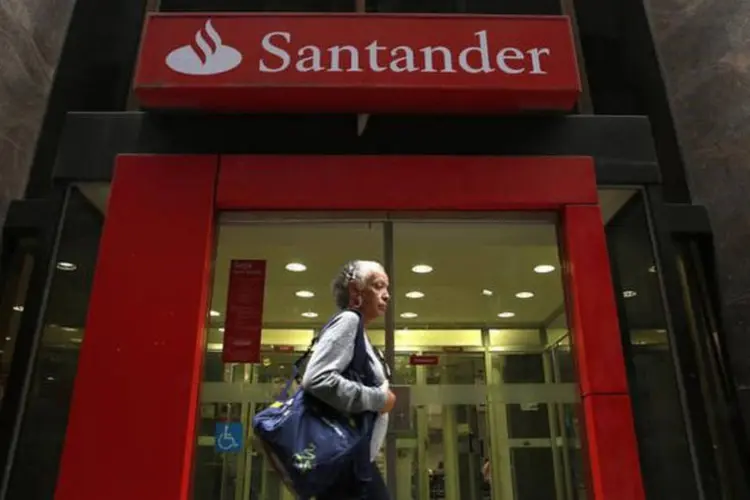 
	Santander: o banco tamb&eacute;m informou que sua receita l&iacute;quida de juros subiu para 7,89 bilh&otilde;es de euros no trimestre, de 7,71 bilh&otilde;es de euros um ano antes
 (Pilar Olivares/REUTERS)