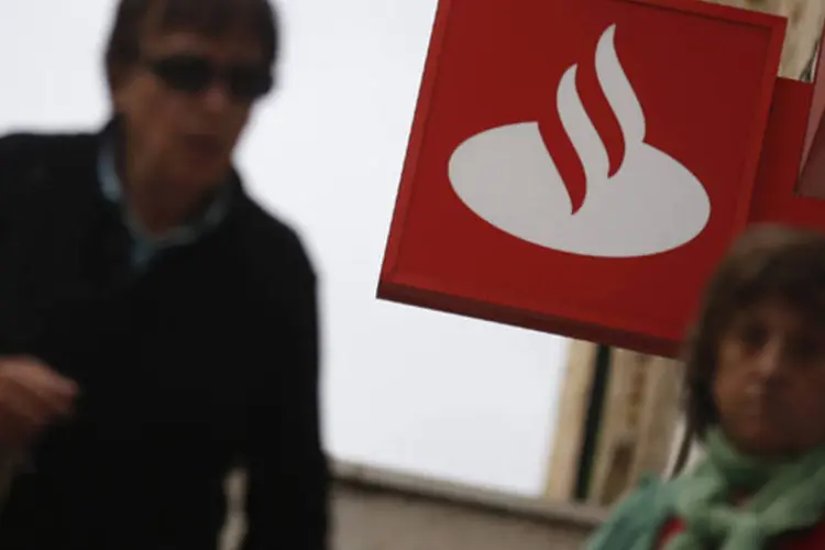 
	Logo do Santander em uma ag&ecirc;ncia do banco: companhia apresentou uma queda de 59% no lucro para 2012
 (Sergio Perez/Reuters)