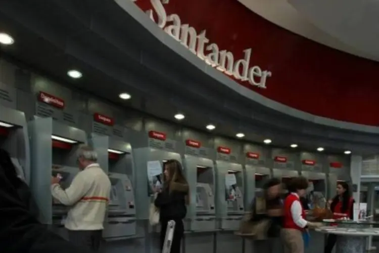
	Ag&ecirc;ncia do banco Santander: &iacute;ndice de empr&eacute;stimos inadimplentes atingiu 6,38% no terceiro trimestre de 2012
 (Antonio Milena/EXAME)