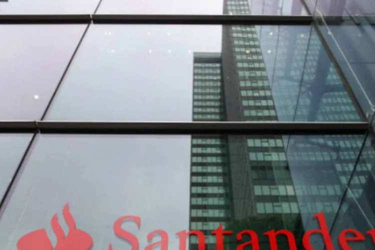 
	O Santander n&atilde;o entrou em detalhes sobre poss&iacute;veis demiss&otilde;es provocadas pela incorpora&ccedil;&atilde;o da subsidi&aacute;ria, que empregava 8.303 pessoas ao fim de setembro
 (Dan Kitwood/Getty Images)