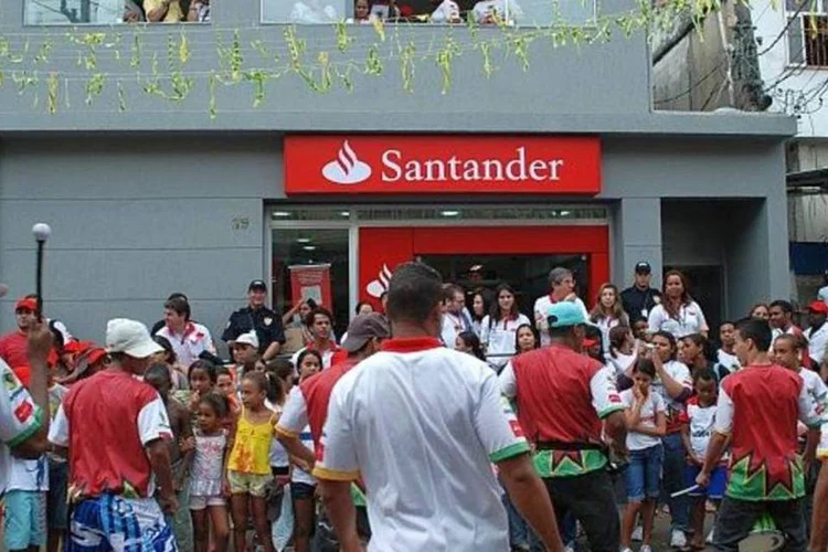 Agência do Santander no Alemão: entre os motivos que levaram o banco à comunidade, estava a busca por uma alta densidade populacional (DIVULGAÇÃO)
