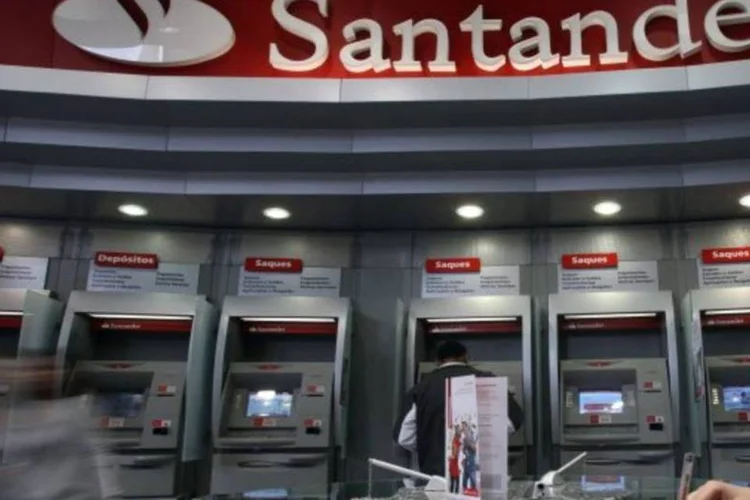 
	De janeiro a setembro, o lucro l&iacute;quido ficou em R$ 4,649 bilh&otilde;es, montante 22% menor que o visto no mesmo intervalo do ano passado
 (Antonio Milena / Exame)