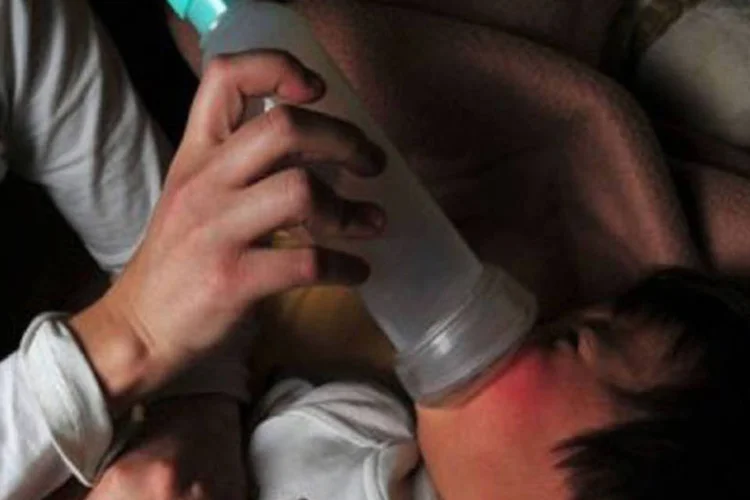 Bebê faz nebulização em Santiago: déficit de chuvas, pouca ventilação e temperaturas baixas são principais causas da poluição (Martin Bernetti/AFP)