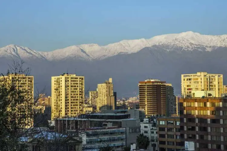 Vista dos Andes e da cidade de Santiago, no Chile (claudiodoenitzperez/Thinkstock)