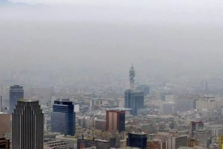 Vista de Santiago coberta por fumaça smog, após governo chileno declarar alerta ambiental por causa da piora na qualidade do ar (Carlos Barria/Reuters)